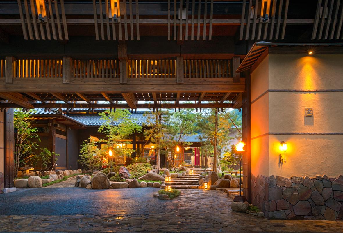 旅館を創業し観光業を開始する